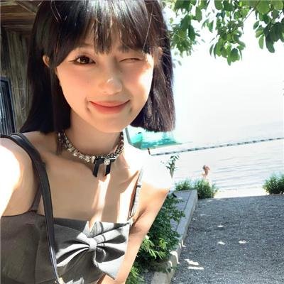9顶假发的女孩